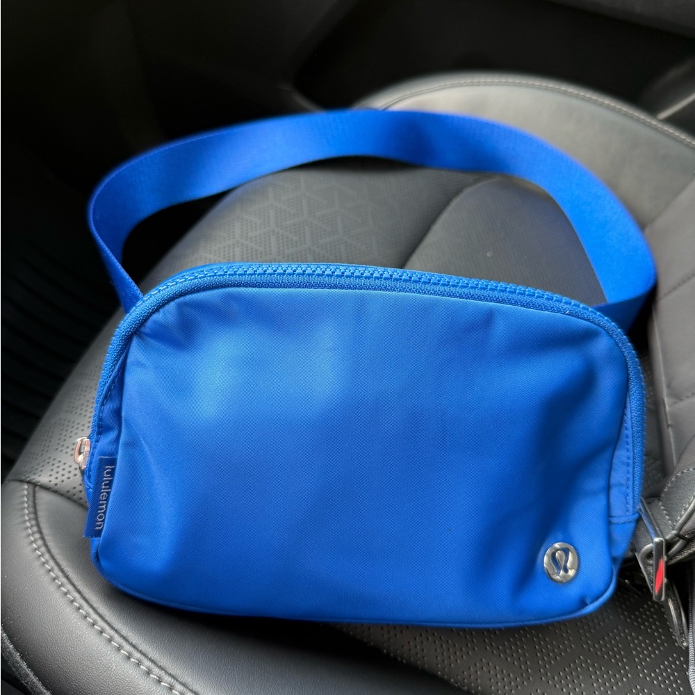 Like NEW: lululemon College Blue 1L Crossbody Bag
